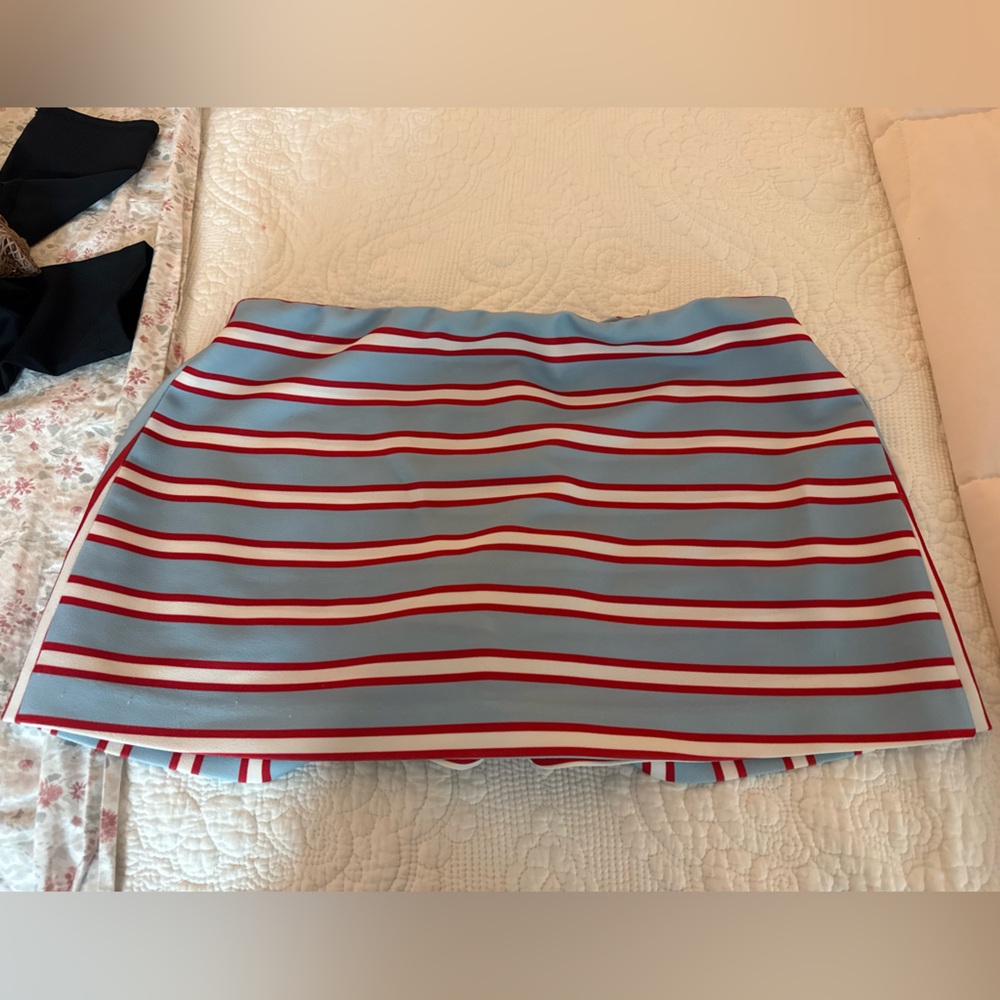 Alice and Olivia Mace Mini Skort- Light Blue and Red, size 8 mint condition